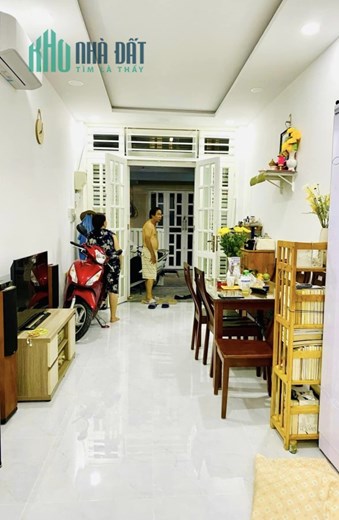 Cần bán gấp nhà 48 m2, 2 tầng, ngay trung tâm Q 4, chỉ với 3 Tỷ 990 (Đã giảm 360 Triệu)