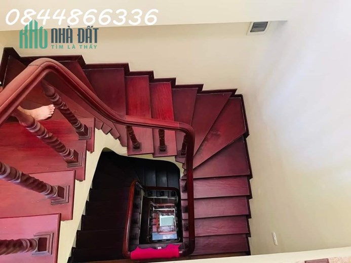 Nhà đẹp Cầu Giấy, gần phố, gia đình có 3 thế hệ ở thoải mái, 45m x 5 tầng, nhỉnh 6 tỷ