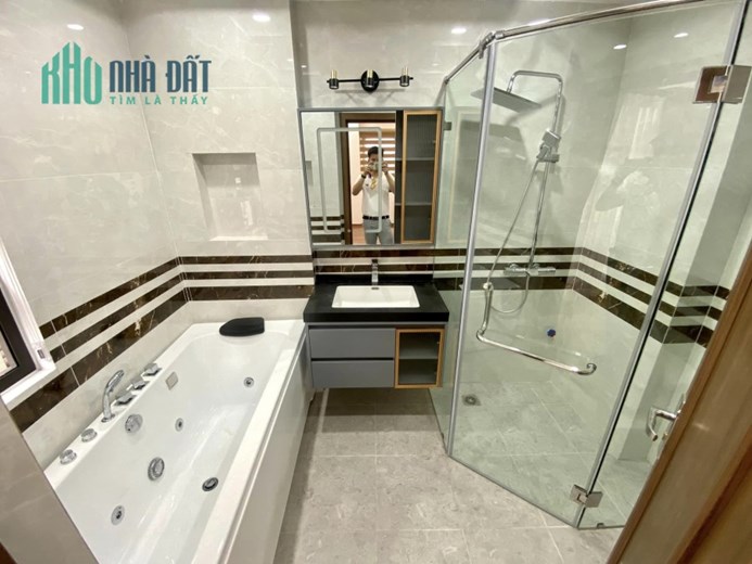 BÁN NHÀ MỚI NGUYỄN VĂN CỪ, 65M x 6 TẦNG, THANG MÁY, GARA Ô TÔ, 13 TỶ 4