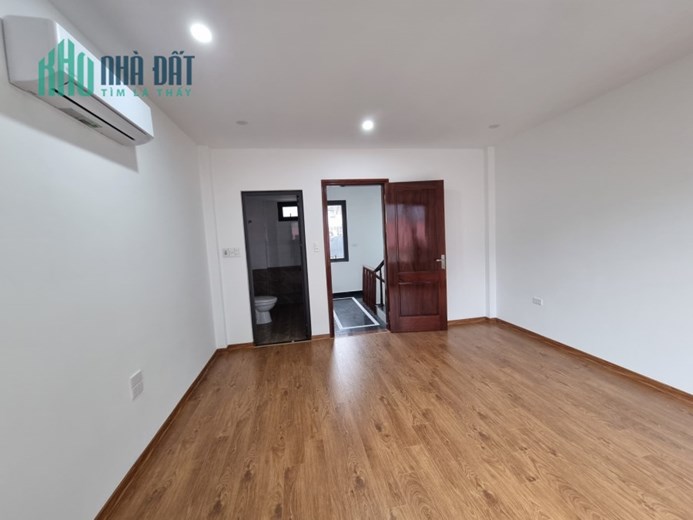 Ngõ ba gác phóng, 2 thoáng, sân để xe, bán nhà Lương Định Của Đống Đa