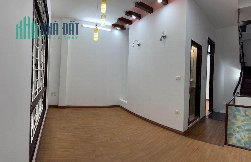 Ô tô đỗ cổng phố Nguyễn Ngọc Vũ 38m 4 tầng 4 ngủ ngõ thông gần hô ở sướng chỉ 5.2 tỷ lh 0817606560