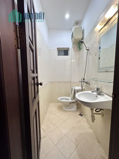 Ô tô đỗ cổng phố Nguyễn Ngọc Vũ 38m 4 tầng 4 ngủ ngõ thông gần hô ở sướng chỉ 5.2 tỷ lh 0817606560