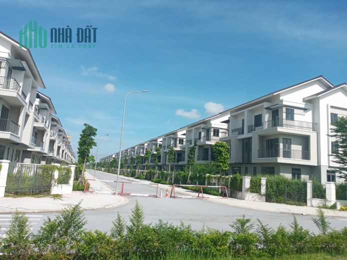 Biệt thự đầu dãy. Hướng Nam. 180 m2. Giá chưa đầy 9 tỉ, bao thuế phí.