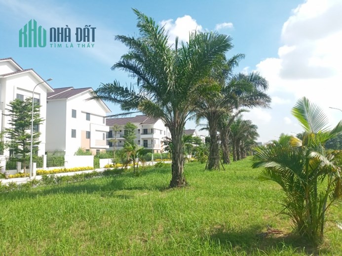 Biệt thự đầu dãy. Hướng Nam. 180 m2. Giá chưa đầy 9 tỉ, bao thuế phí.