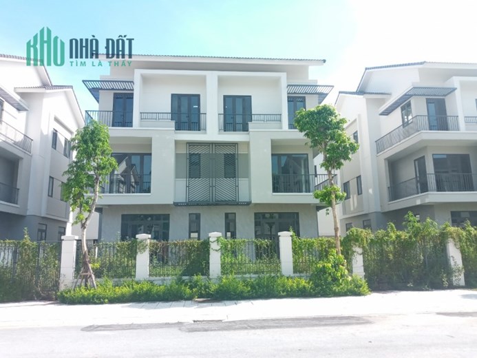 Biệt thự đầu dãy. Hướng Nam. 180 m2. Giá chưa đầy 9 tỉ, bao thuế phí.
