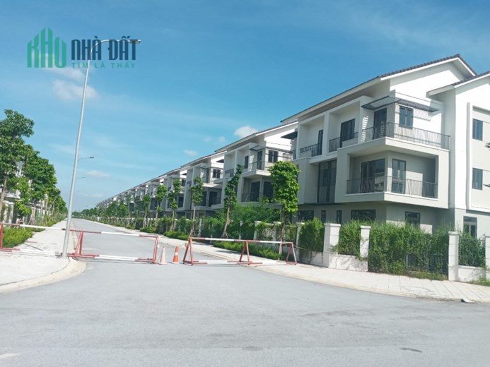 Biệt thự đầu dãy. Hướng Nam. 180 m2. Giá chưa đầy 9 tỉ, bao thuế phí.
