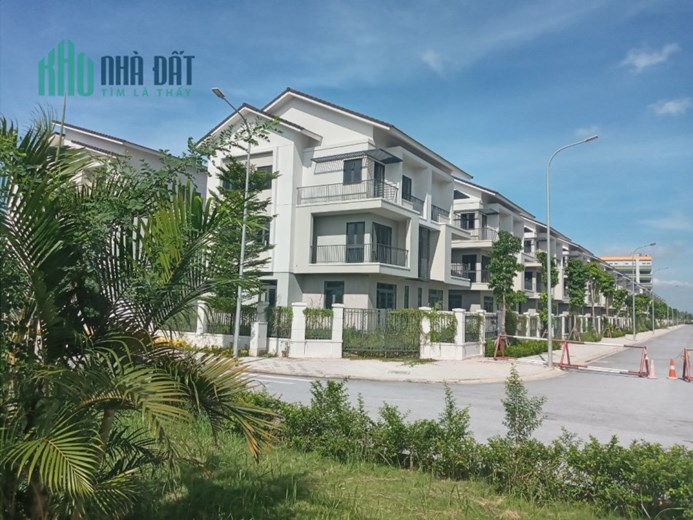 Biệt thự đầu dãy. Hướng Nam. 180 m2. Giá chưa đầy 9 tỉ, bao thuế phí.