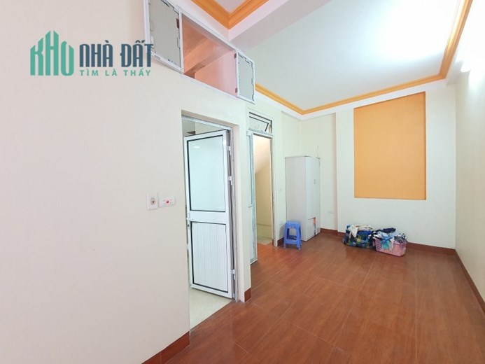 Bán nhà riêng Yên Xá Thanh Trì 32m 5 tầng 3 ngủ ngõ nông ba bước ra mặt phố nhỉnh 2 tỷ lh 0817606560