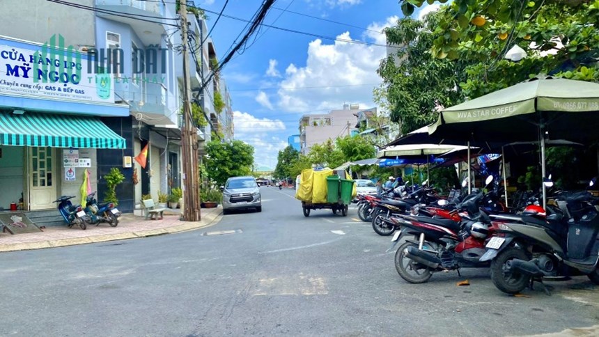 Bán nhanh ngôi nhà giao thông thuận tiện, tiện ích bủa vây, công năng ở hay kd nhỏ tốt