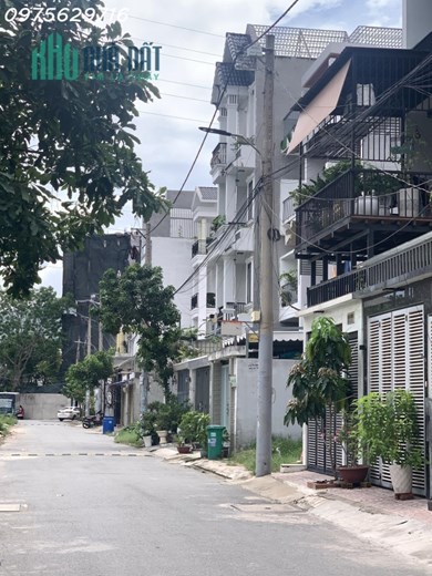 Chủ cần bán nhà Lê Văn Chí DT 77m2 chỉ hơn 6 tỷ nhỏ.