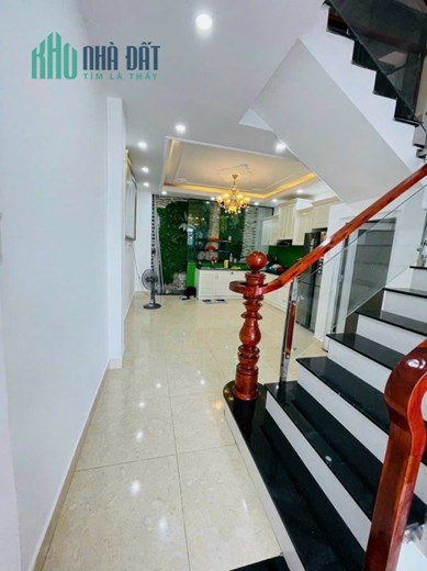 Bán nhà đường Hoàng Quốc Việt, 4 tầng, 4.2 x 12.5m, giá 8 tỷ