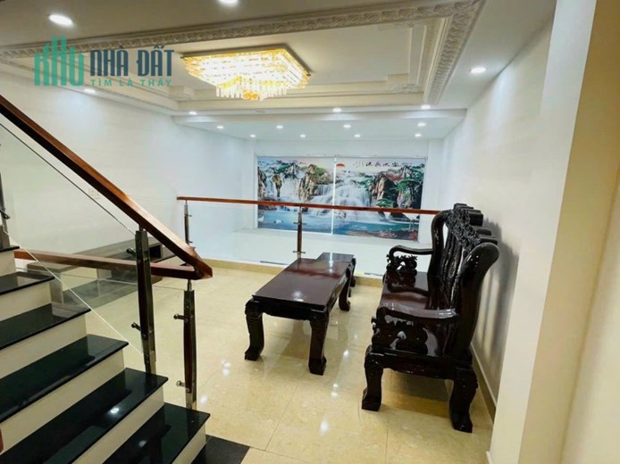 Bán nhà đường Hoàng Quốc Việt, 4 tầng, 4.2 x 12.5m, giá 8 tỷ
