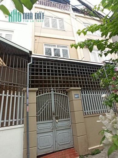 Bán nhà phố Văn Cao, diện tích 49m 3 tầng sân cổng riêng GIÁ chỉ 2.46 tỉ