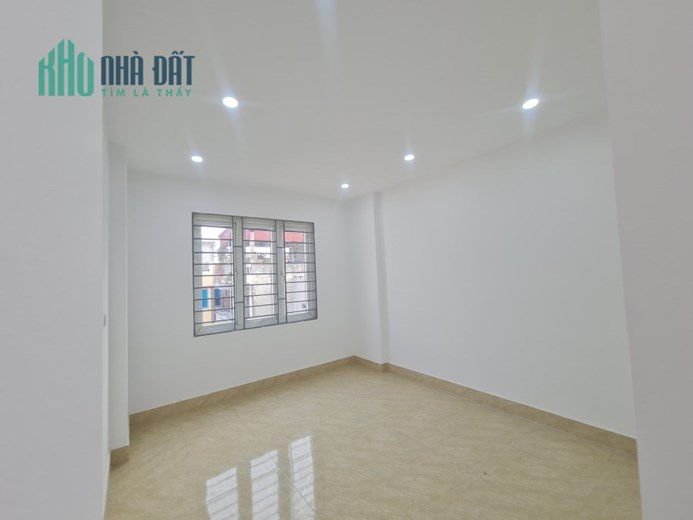 Giảm SỐC 300 trđ, cách ô tô 20m, nhà dân xây, gần vườn hoa