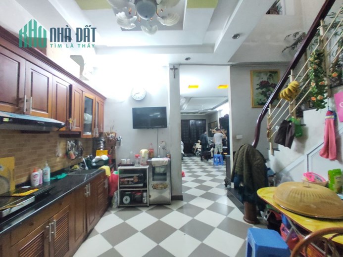 BÁN NHÀ ĐỐNG ĐA, PHỐ NGUYỄN LƯƠNG BẰNG, 62M, 5T, MT 4.5M, NHÀ ĐẸP, KD, NHỈNH 6 TỶ. 0937651883.