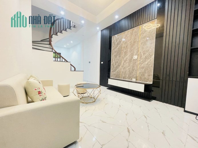Căn góc, đẹp ở ngay, tặng nội thất, bán nhà Nguyễn Lương Bằng, Đống Đa