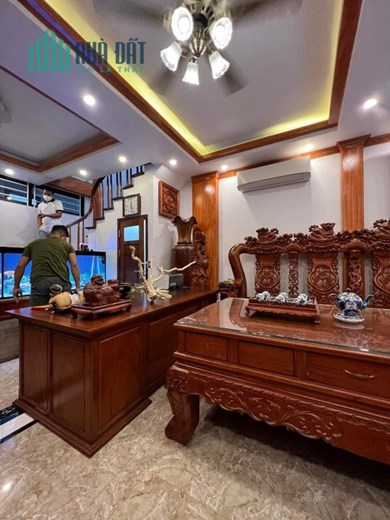 Bán nhà phố Khương Trung, 20m ô tô, sát hồ, nhà đẹp, NT xịn, nhỉnh 4 tỷ