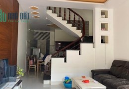 Bán nhà phố Văn Cao, diện tích 63m 3 tầng độc lập GIÁ 2.85 tỉ có sân cổng riêng