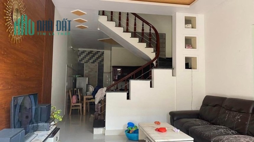 Bán nhà phố Văn Cao, diện tích 63m 3 tầng độc lập GIÁ 2.85 tỉ có sân cổng riêng