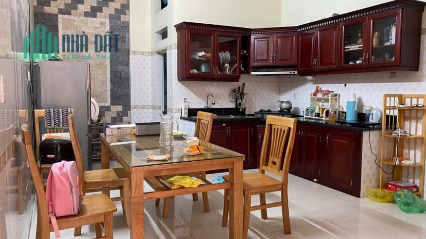 Bán nhà phố Văn Cao, diện tích 63m 3 tầng độc lập GIÁ 2.85 tỉ có sân cổng riêng