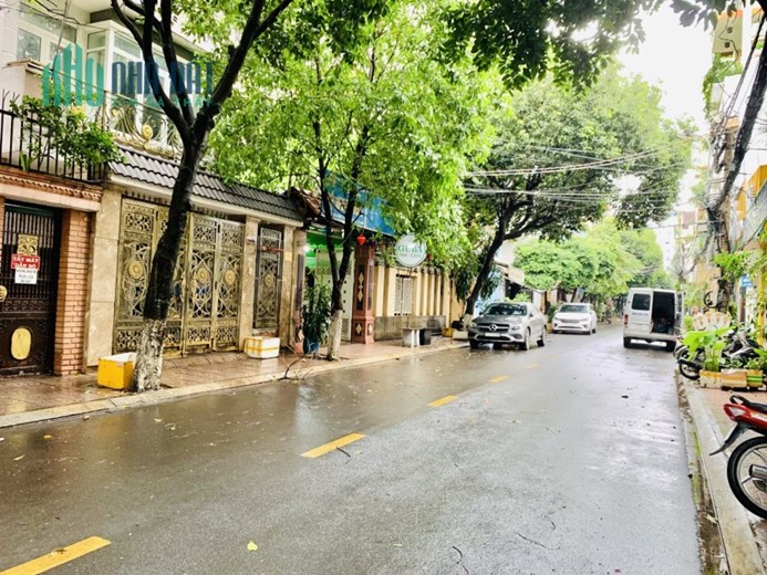 Bán nhà đẹp HXH phường 13 Tân Bình, 3 lầu, khu dân trí cao, nội thất xịn xò, giá rẻ