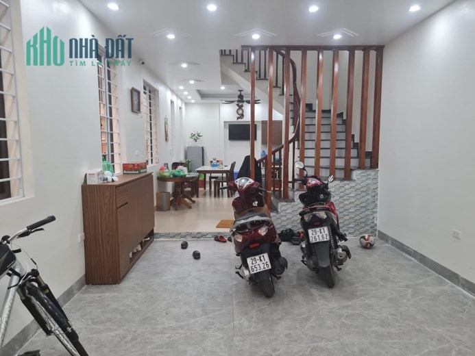 Bán nhà phố Ngọc Lâm, Lô góc, ô tô vào nhà, 60 m2, 5T, nhĩnh 7 tỷ.