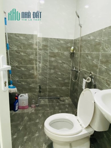 Nhà MT Nguyễn Chí Thanh P12Q5 100m2 , 6 lầu, thang máy, 35.9 tỷ. Lh:0398879796