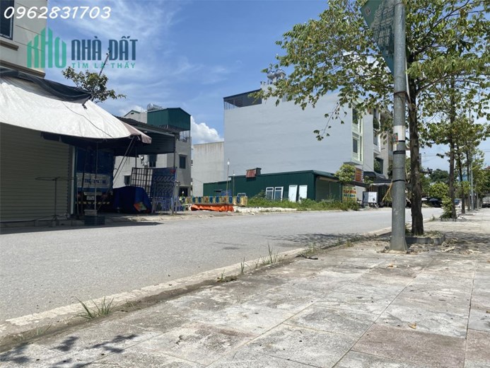 Chủ ngộp thở cần bán nhanh lô đất 76,5m đối diện đài phun nước phố chợ lương sơn