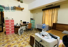 Tập thể tầng 2 Nguyễn Chí Thanh căn góc chưa đến 2 tỷ, sổ đỏ riêng.