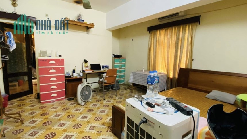 Tập thể tầng 2 Nguyễn Chí Thanh căn góc chưa đến 2 tỷ, sổ đỏ riêng.