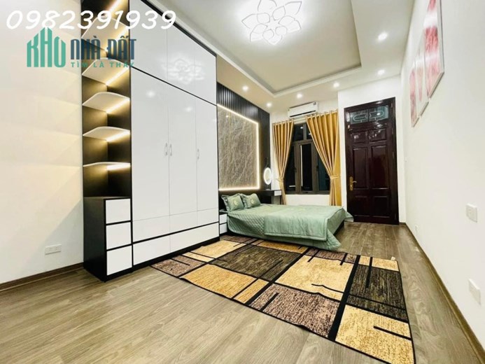 Nhỉnh 5 tỷ - DT 38m - Nhà Nguyễn Chí Thanh ô tô cách 3 bước chân