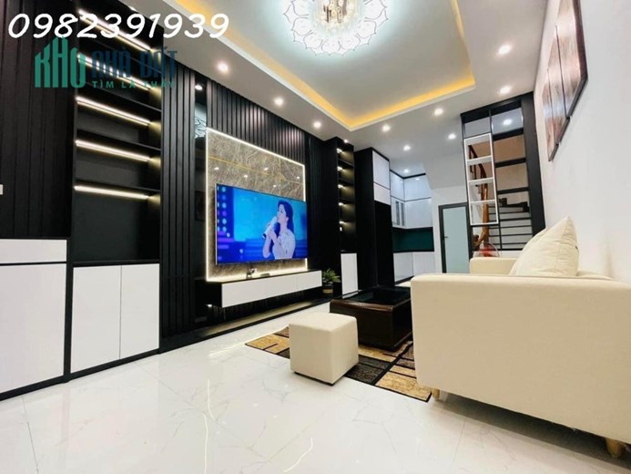 Nhỉnh 5 tỷ - DT 38m - Nhà Nguyễn Chí Thanh ô tô cách 3 bước chân