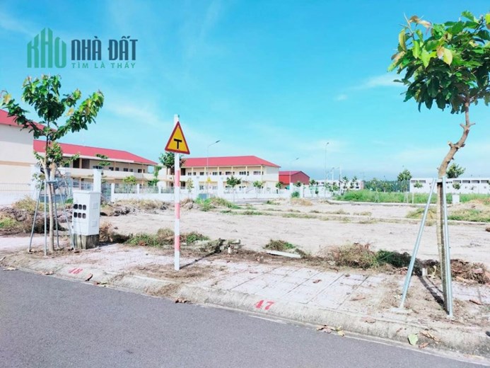GẤP GẤP GẤP bán nhanh bán lỗ lô đất chỉ 779 triệu mặt tiền QL13 đói diện Chợ Lai Uyên
