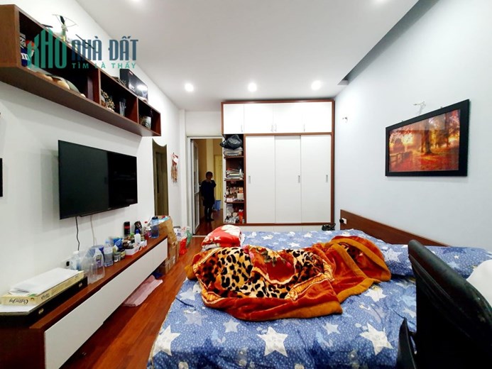 Bán nhà Mai Anh Tuấn, Đống Đa, 50m, 4T, 15m ra hồ, 2 thoáng, ở VIP, kd online.