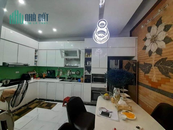 Bán nhà Đê La Thành, Đống Đa, 30m2, 4 tầng gần phố giá nhỉnh 2 tỷ