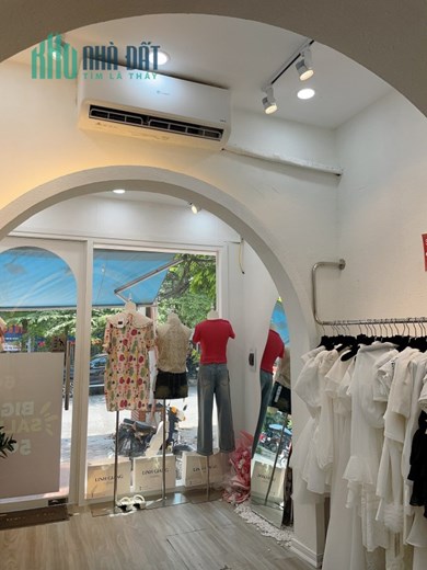 Sang nhượng cửa hàng thời trang mặt phố Thái Hà, địa chỉ 322 Thái Hà.