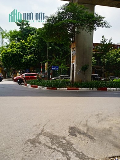 Bán nhà Hoàng Cầu hàng xóm Quận Uỷ Đống Đa, Ô tô vào nhà 4T, Mt 5m, Giá nhỉnh 5 tỷ.