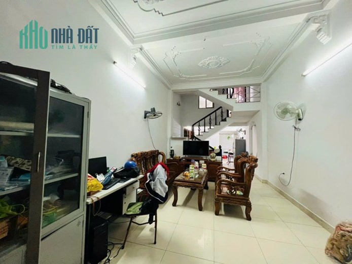 Chuyển nhà mới cần bán nhanh căn nhà dân xây có sân cổng ngõ cực nông đường Lạch Tray, Hải Phòng