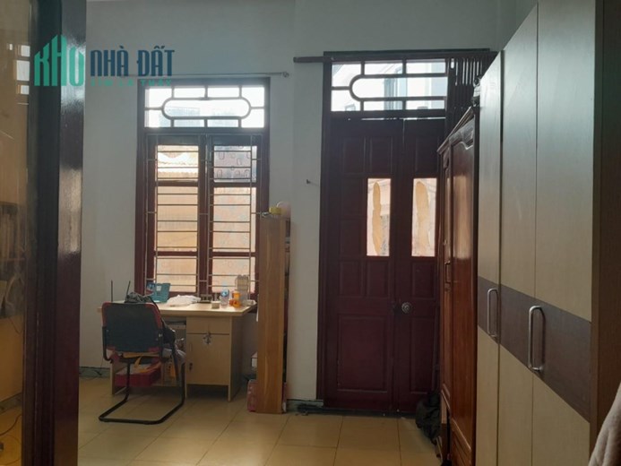 Chuyển nhà mới cần bán nhanh căn nhà dân xây có sân cổng ngõ cực nông đường Lạch Tray, Hải Phòng