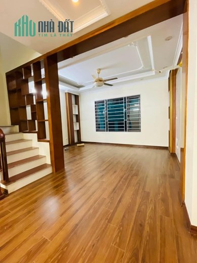 95m Mặt Tiền 5.1m Phố Lạc Long Quân. Lô Góc Ngõ Thông Tứ Tung Tiện Ích Ngập Tràn. Chủ Cần Bán Gấp