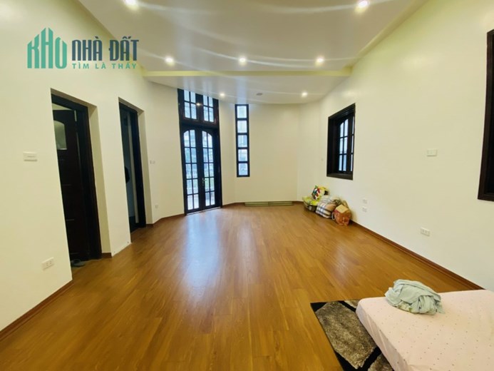 Biệt thự Tô Ngọc Vân, Tây Hồ, lô góc, 200m2 x 4 tầng, Mt 15m. hạ chào 12,1 tỷ. giá mới 65.9 tỷ.