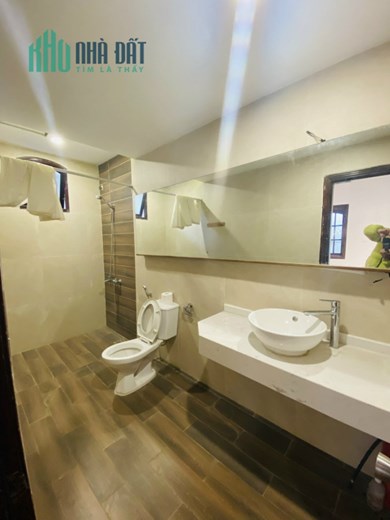 Biệt thự Tô Ngọc Vân, Tây Hồ, lô góc, 200m2 x 4 tầng, Mt 15m. hạ chào 12,1 tỷ. giá mới 65.9 tỷ.