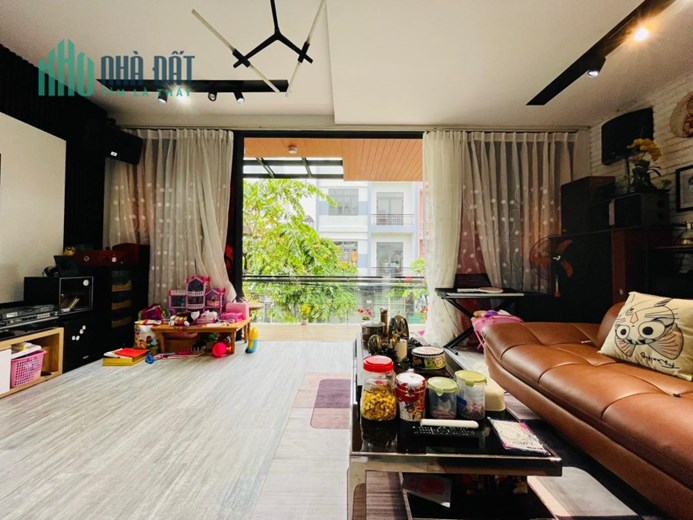Bán nhà Mặt phố Nguyễn Văn Cừ, Long Biên, DT100m, 6 tầng, MT5.8m, KD, hơn 20 tỷ