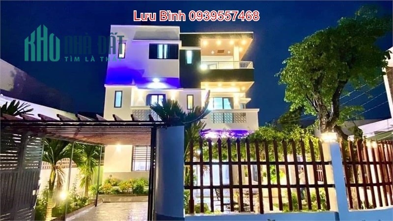 Biệt Thự Sân Vườn Thị Trấn HÓC MÔN - 240m2, 3 tầng, chỉ 10.5 tỷ