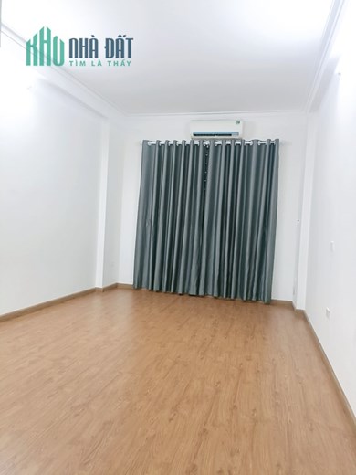 Ngõ ba gác, cách ô tô 2 nhà, có sân để xe sạch sẽ, bán nhà Thịnh Quang