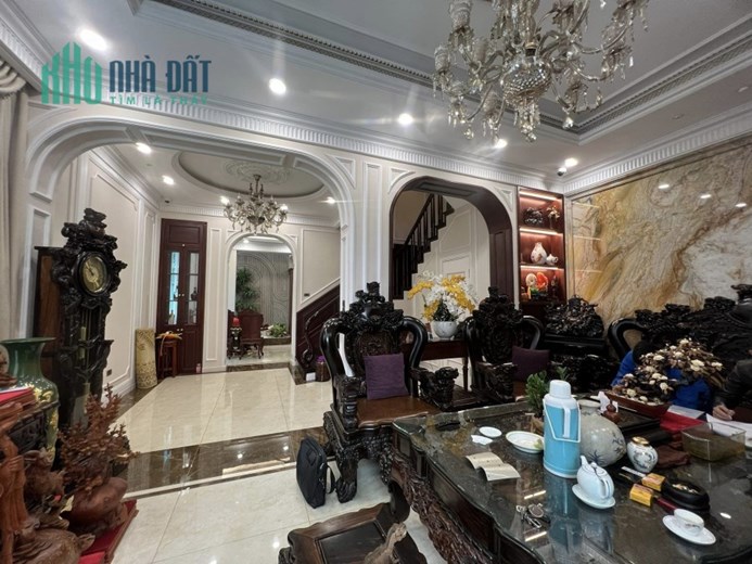 Bán nhà Lạc Long Quân –BIỆT THỰ , SÂN VƯỜN 215m 4tầng, MT 16m, Ô TÔ vào nhà giá 21 tỷ