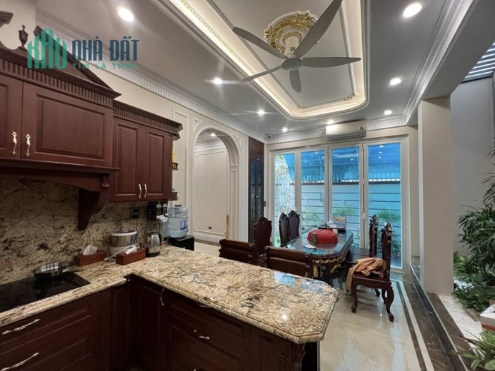 Bán nhà Lạc Long Quân –BIỆT THỰ , SÂN VƯỜN 215m 4tầng, MT 16m, Ô TÔ vào nhà giá 21 tỷ