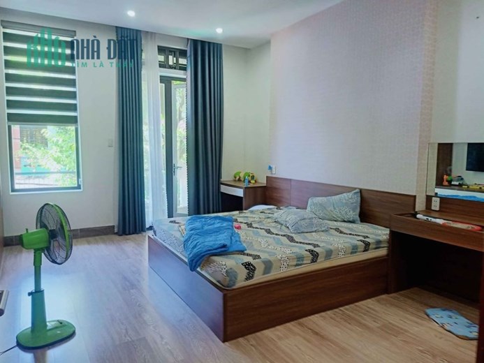 trước nhà rộng - otoo 7 chỗ lùi  cửa  - 5m ô tô tránh - an ninh tuyệt đối - nhà đội cấn
