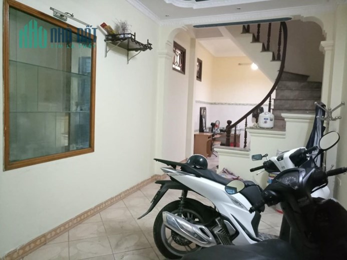 Bán nhà Minh Khai gần ngã tư Chợ Mơ, lô góc nhà thoáng, Dt45m2, giá 3.8 tỷ.