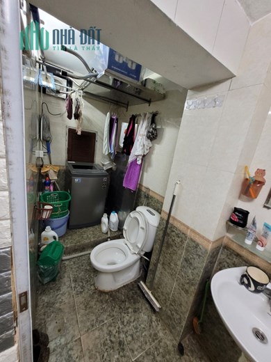 Bán nhà tập thể tầng 1 phố Trung Kính, ô tô  7 chỗ đỗ trước nhà thoải mái